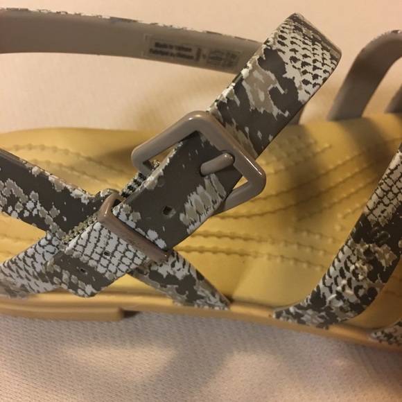 Croc Sandals Size 6W; NWOT - Picture 4 of 10